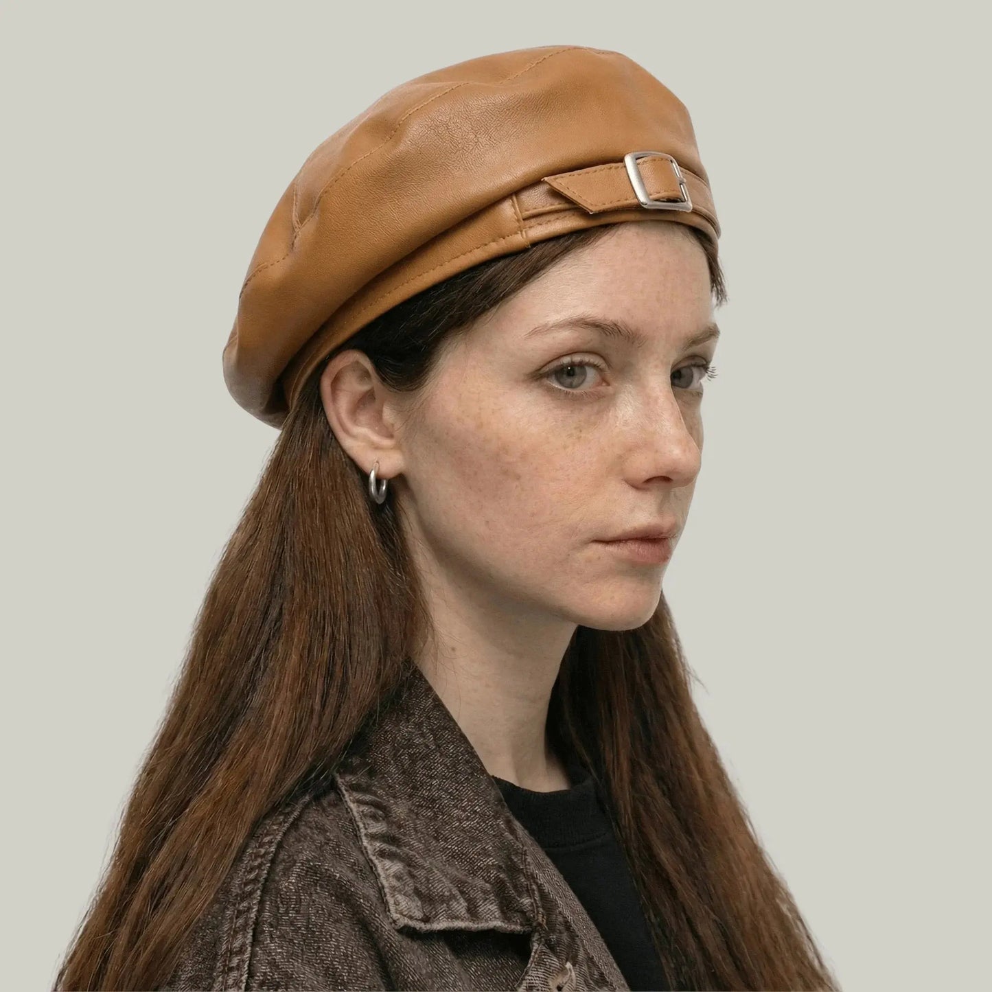 Béret Basque Femme Simili Cuir Camel Boucle Argentée Maison Shelby