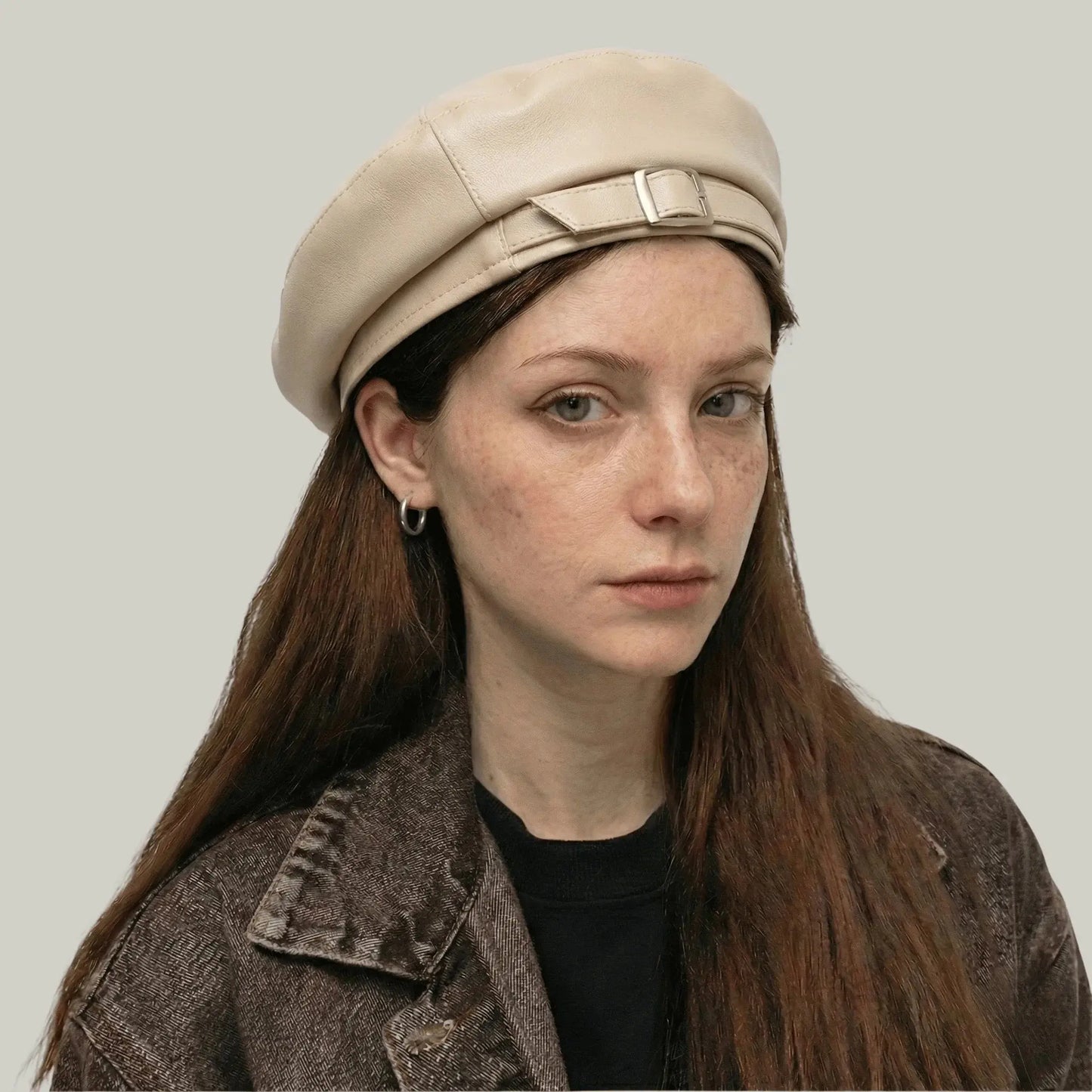 Béret Basque Femme Simili Cuir Écru Boucle Argentée Maison Shelby