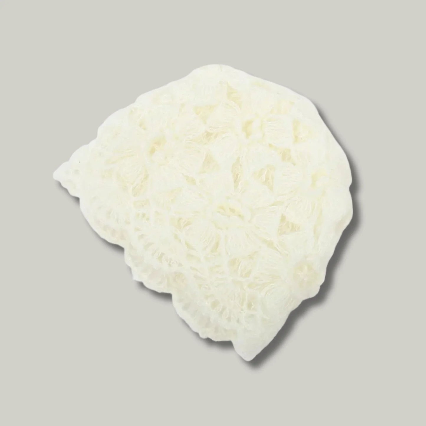 Bonnet Crochet Femme Blanc Cassé – Motif Floral Bordure Festonnée