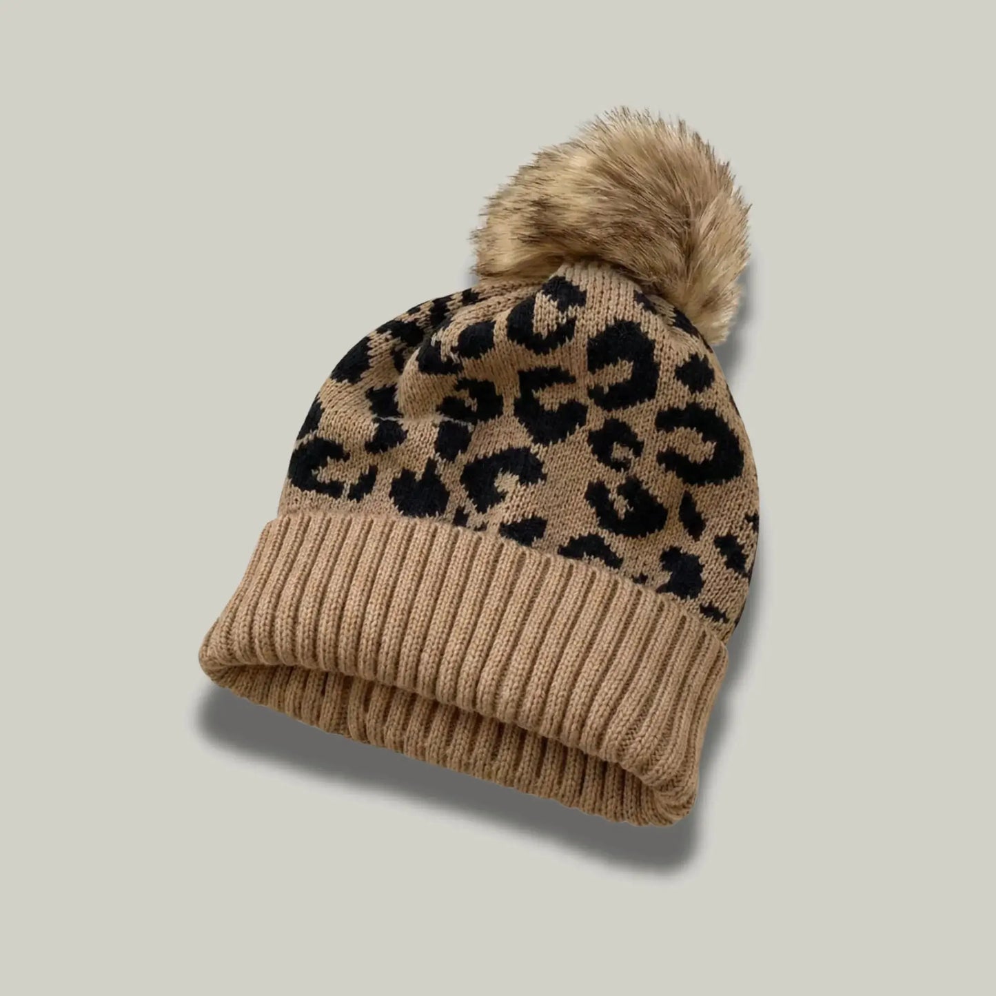 Bonnet Tricot Femme Camel Imprimé Léopard Pompon Fourrure Maison Shelby