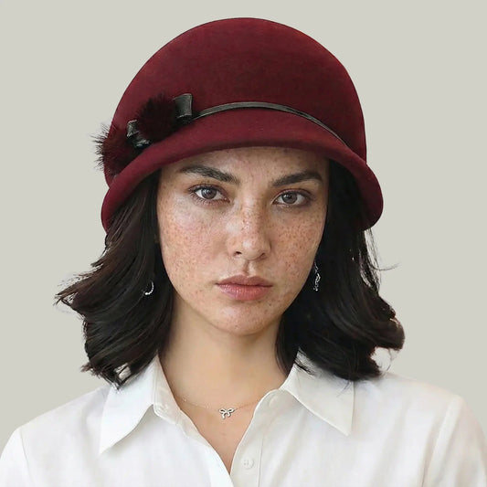 Chapeau Melon Femme Bordeaux – Ornement Plumes Élégant Maison Shelby