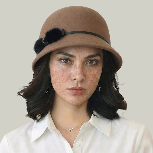 Chapeau Melon Femme Camel – Ornement Plumes Noir Maison Shelby