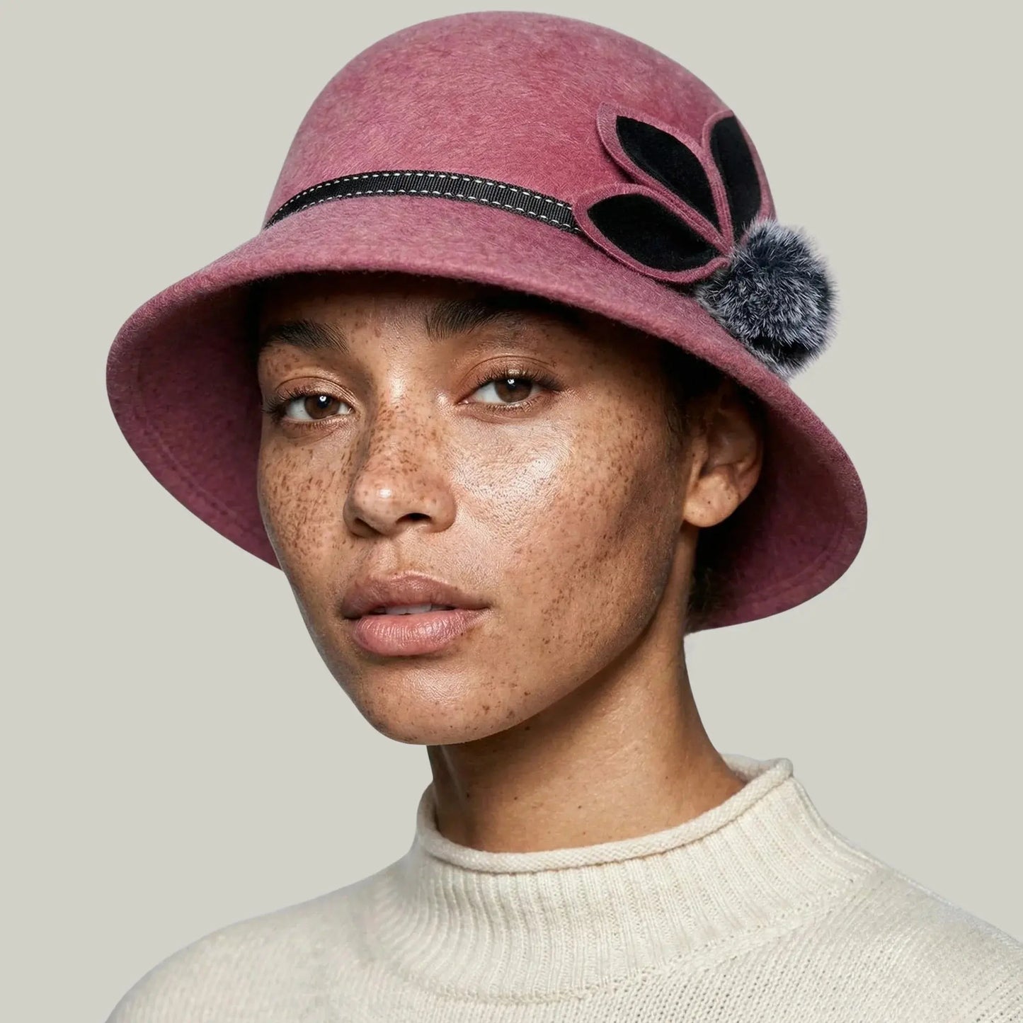 Chapeau Melon Femme Rose – Ornement Fleur Élégant Maison Shelby