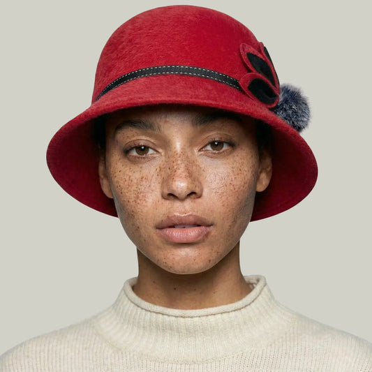 Chapeau Melon Femme Rouge – Ornement Fleur Élégant Maison Shelby