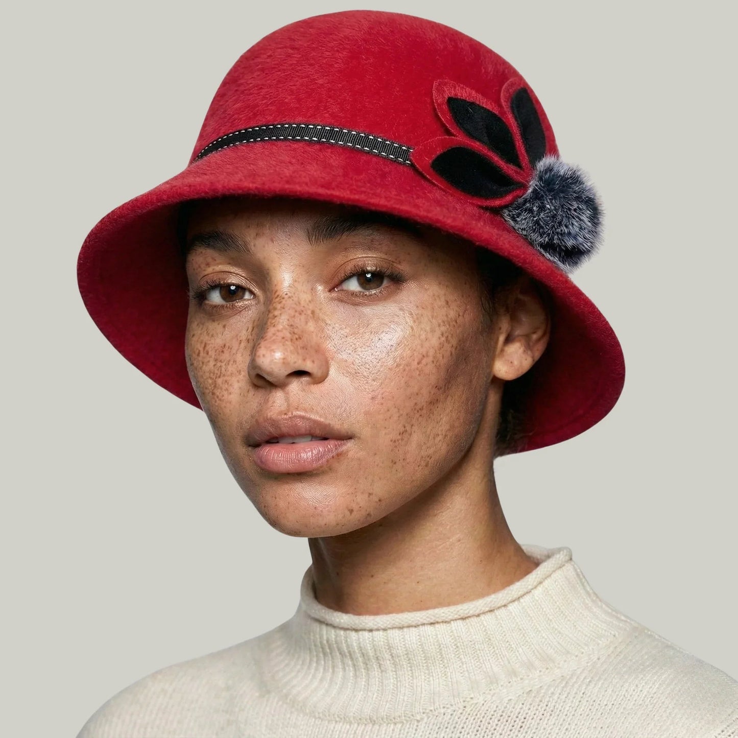 Chapeau Melon Femme Rouge – Ornement Fleur Élégant