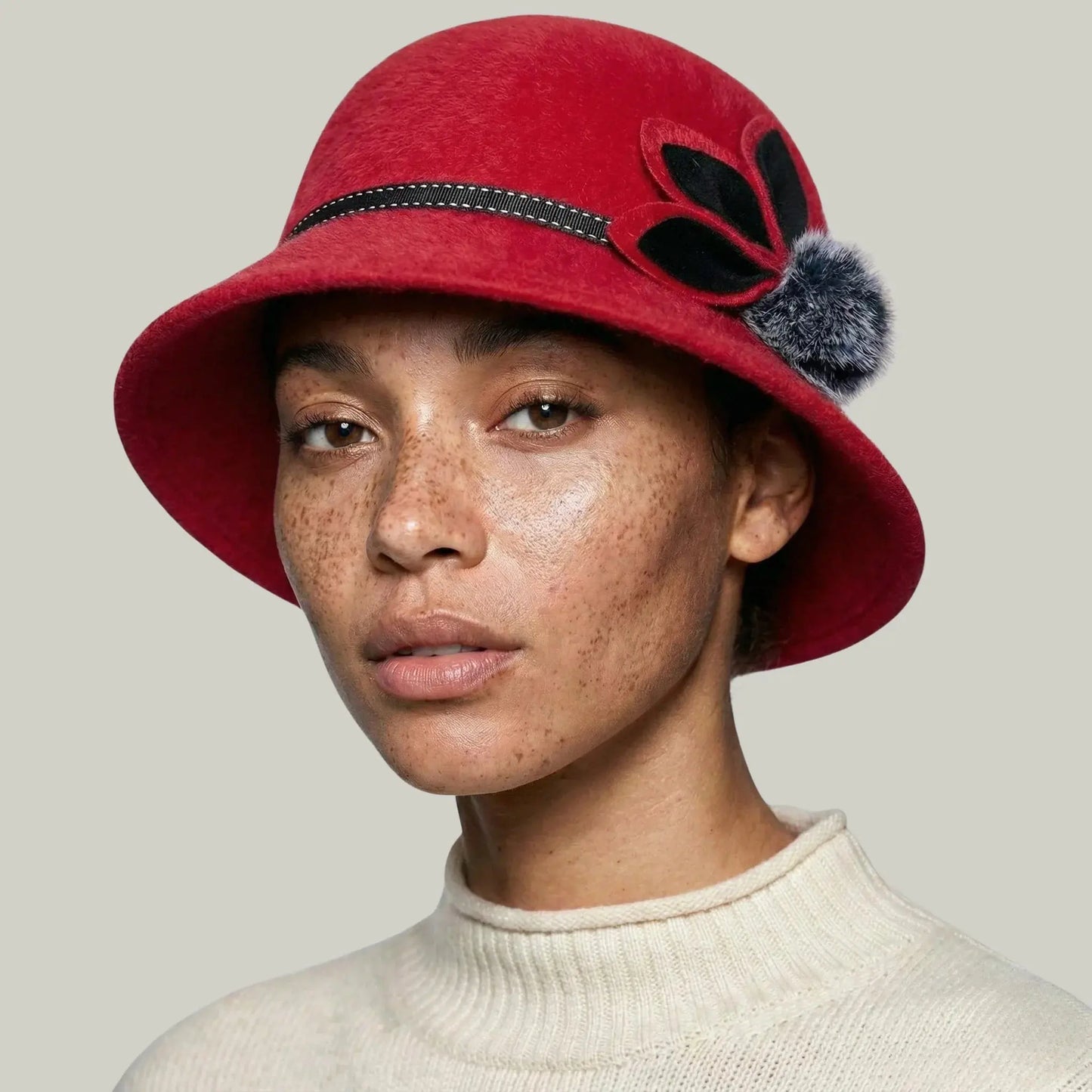 Chapeau Melon Femme Rouge – Ornement Fleur Élégant Maison Shelby