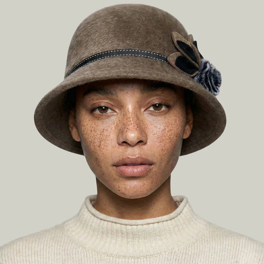 Chapeau Melon Femme Taupe – Ornement Fleur et Feuille Maison Shelby