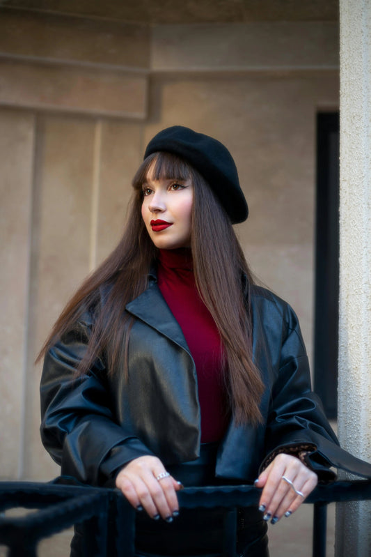 Pourquoi le béret noir reste le symbole ultime du chic français ? Maison Shelby