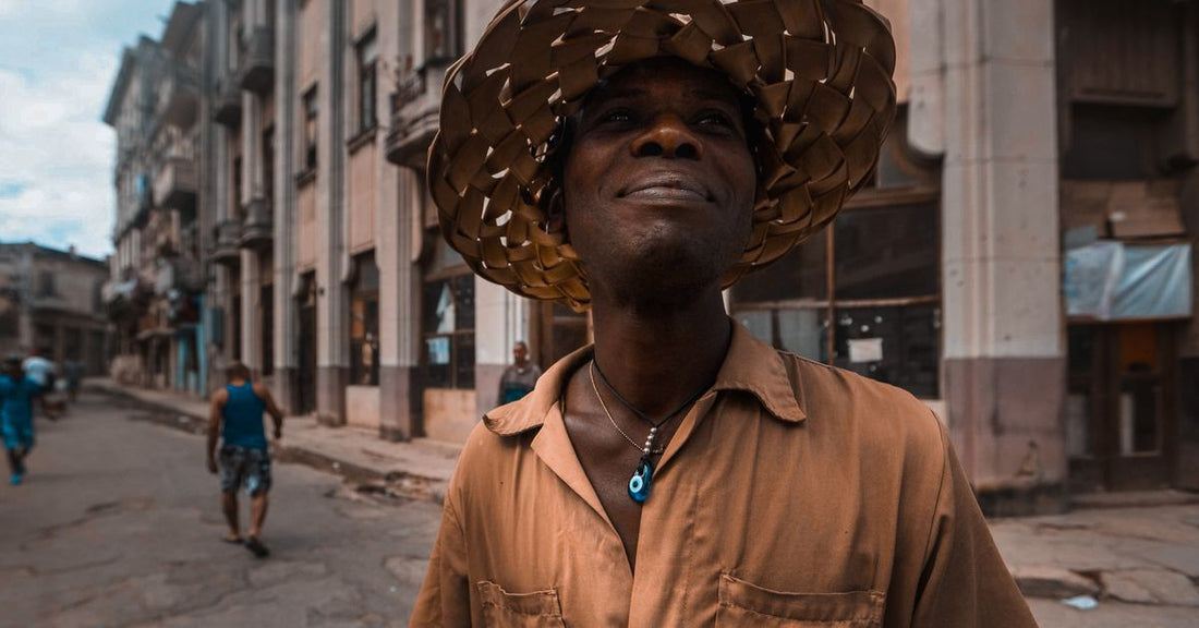 Homme élégant portant un chapeau de paille en été dans la rue