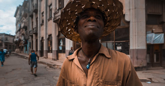 Homme élégant portant un chapeau de paille en été dans la rue