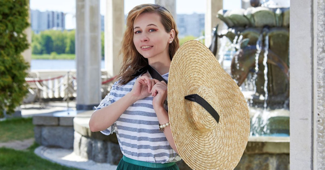 Femme souriante portant un chapeau de paille en été