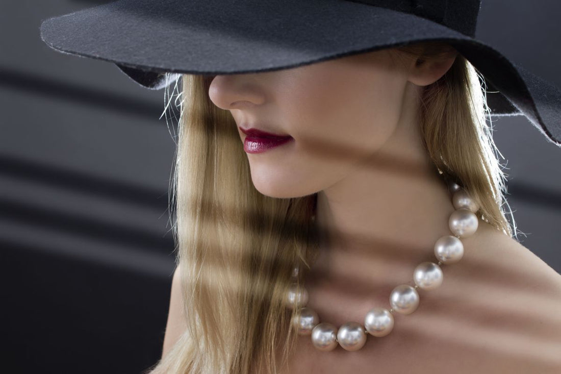 Femme élégante portant un chapeau cloche vintage