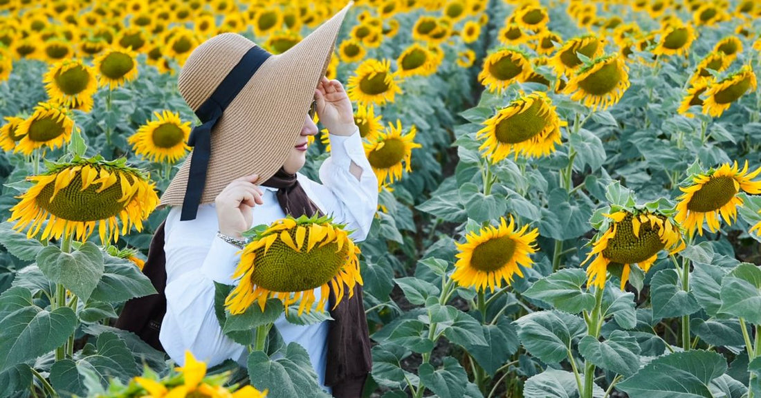 Femme portant un chapeau anti-UV à larges bords en plein soleil