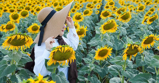 Femme portant un chapeau anti-UV à larges bords en plein soleil