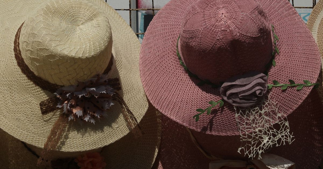 Sélection de chapeaux d'été tendance en paille colorés sur un marché