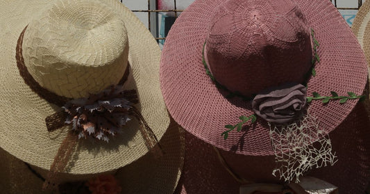 Sélection de chapeaux d'été tendance en paille colorés sur un marché