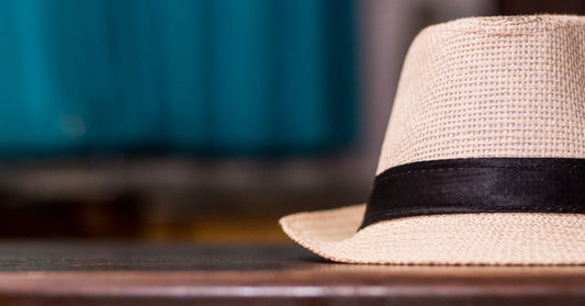 Chapeau Panama en paille posé sur une table en bois, comparatif Panama ou canotier