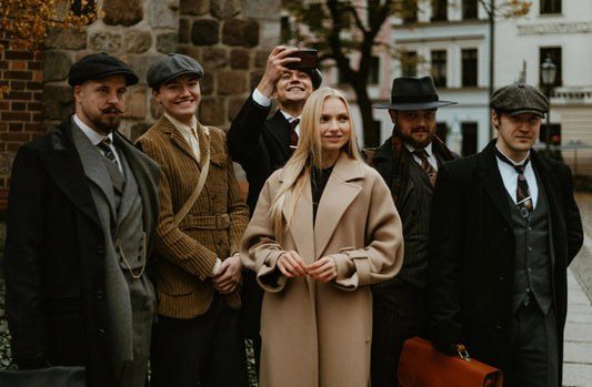 Le style Peaky Blinders : pourquoi la casquette Shelby fascine encore ?