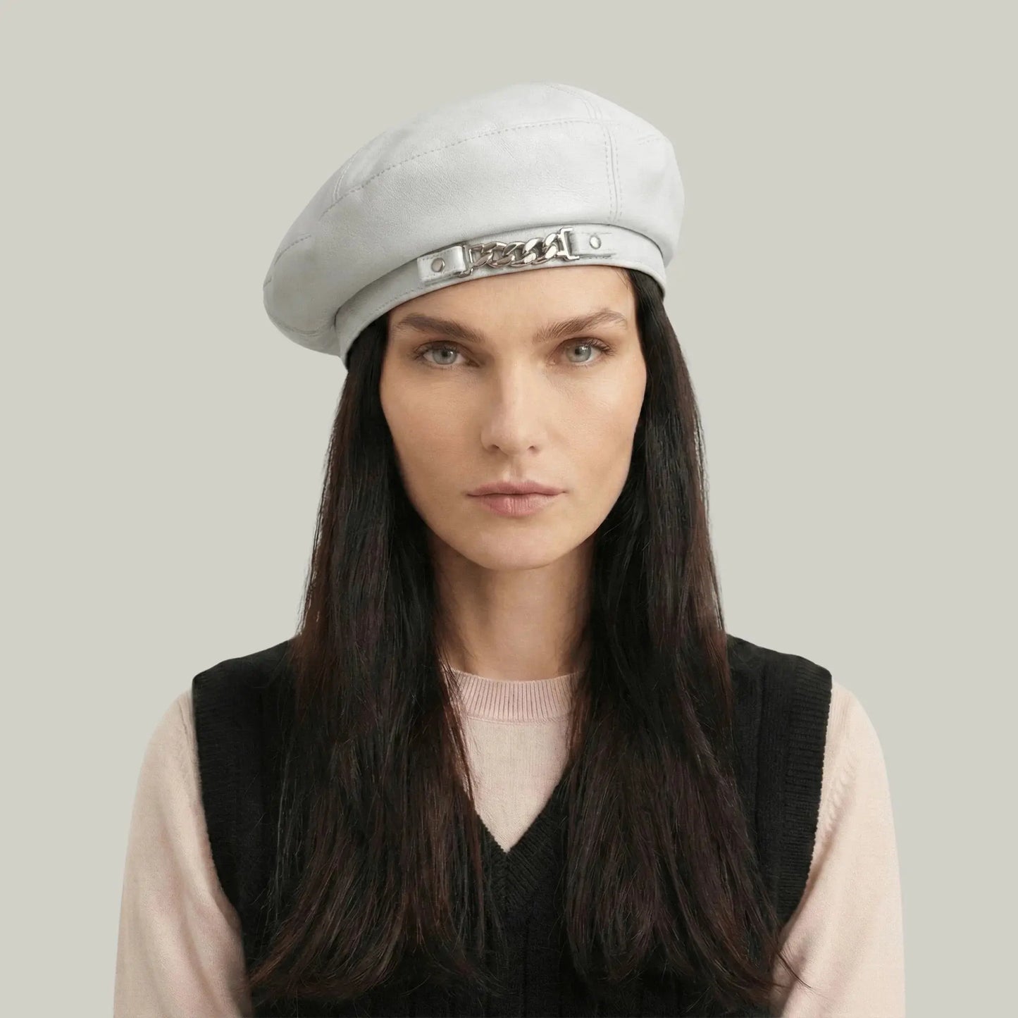 Béret Basque Femme Simili Cuir Blanc Chaîne Argentée Maison Shelby