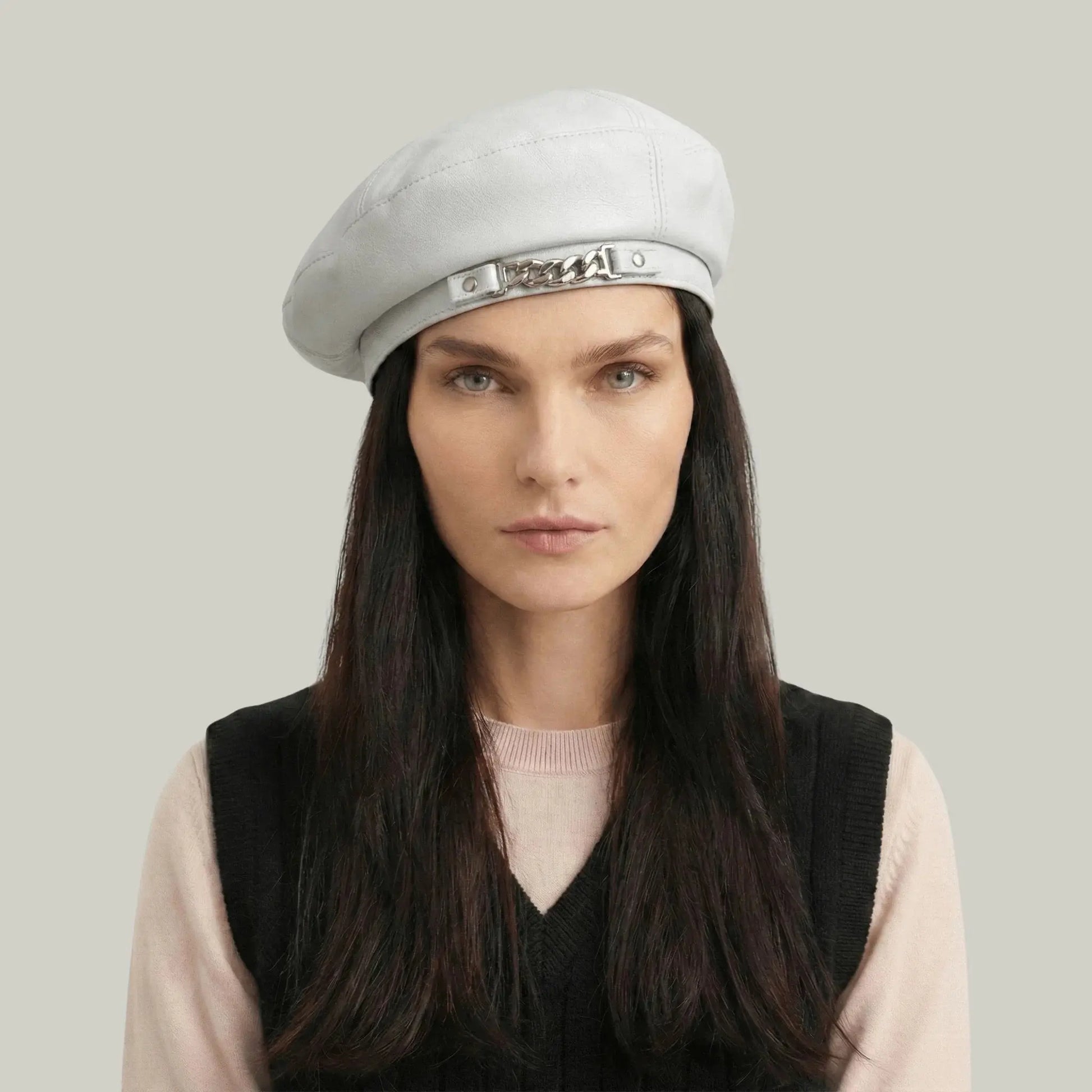 Béret Basque Femme Simili Cuir Blanc Chaîne Argentée Maison Shelby