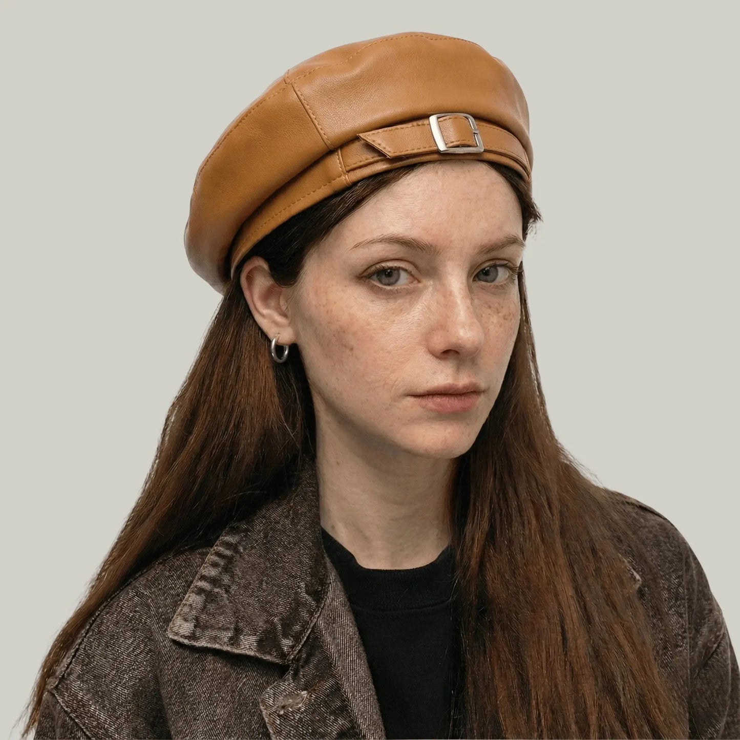 Béret Basque Femme Simili Cuir Camel Boucle Argentée Maison Shelby