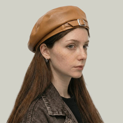 Béret Basque Femme Simili Cuir Camel Boucle Argentée Maison Shelby
