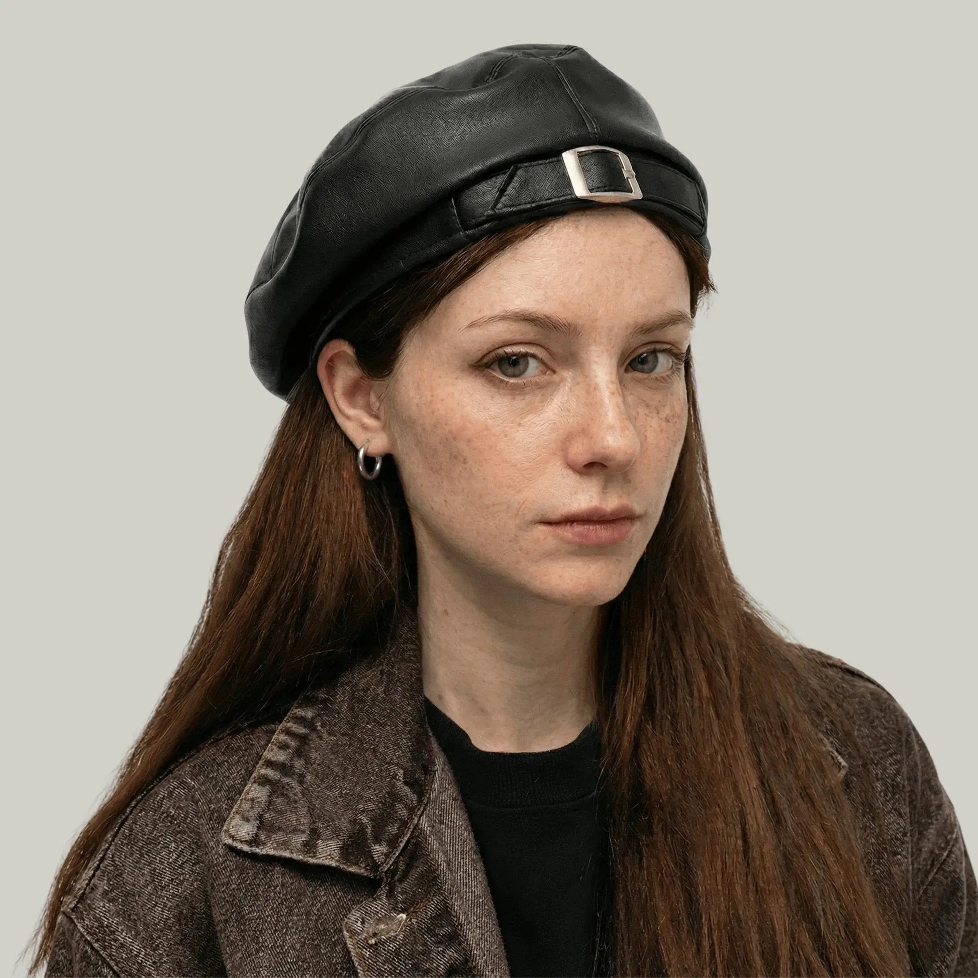 Béret Basque Femme Simili Cuir Noir Boucle Argentée Maison Shelby
