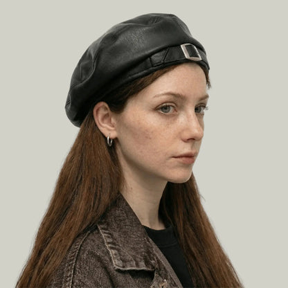 Béret Basque Femme Simili Cuir Noir Boucle Argentée Maison Shelby