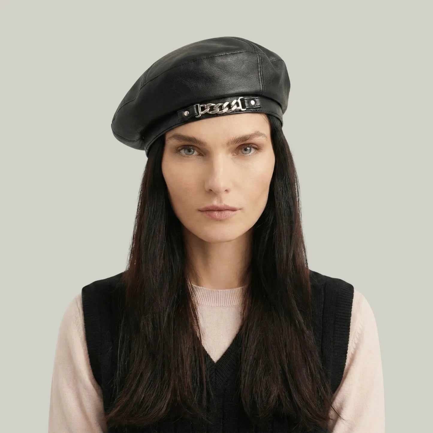 Béret Basque Femme Simili Cuir Noir Chaîne Argentée Maison Shelby