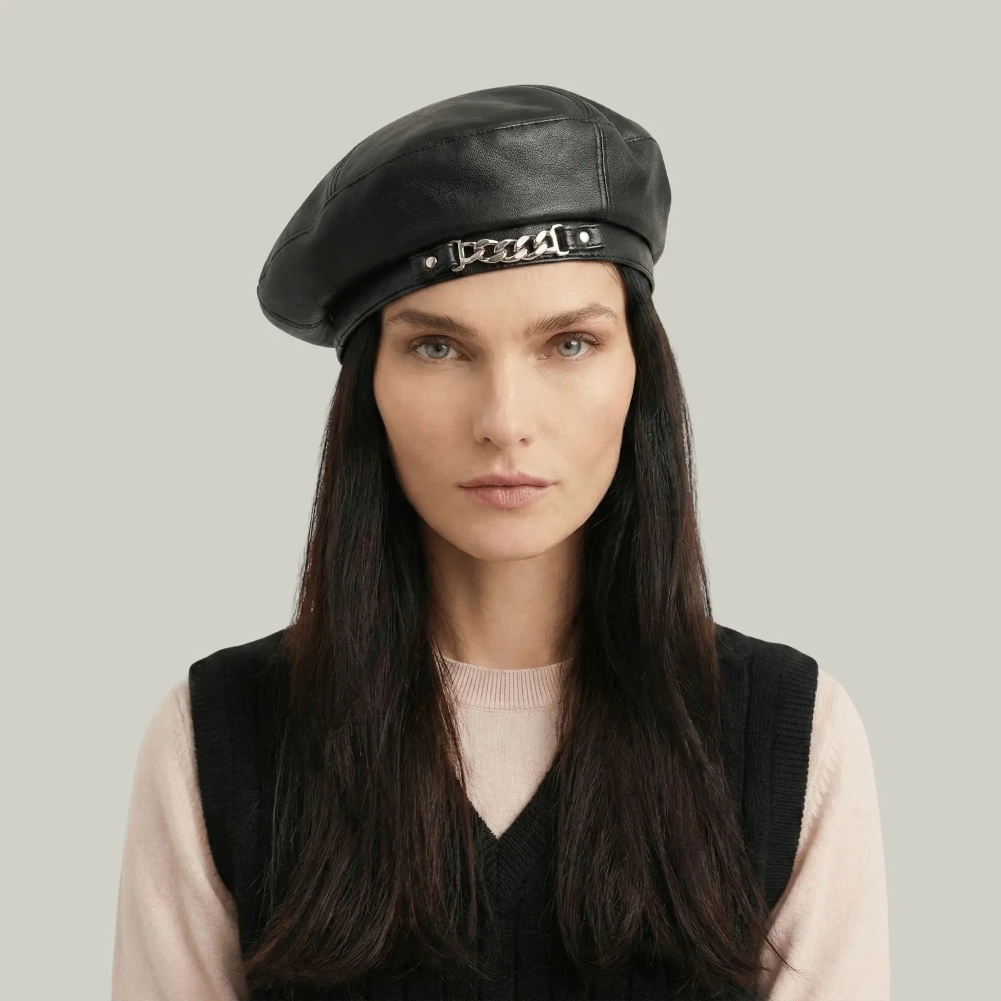 Béret Basque Femme Simili Cuir Noir Chaîne Argentée Maison Shelby