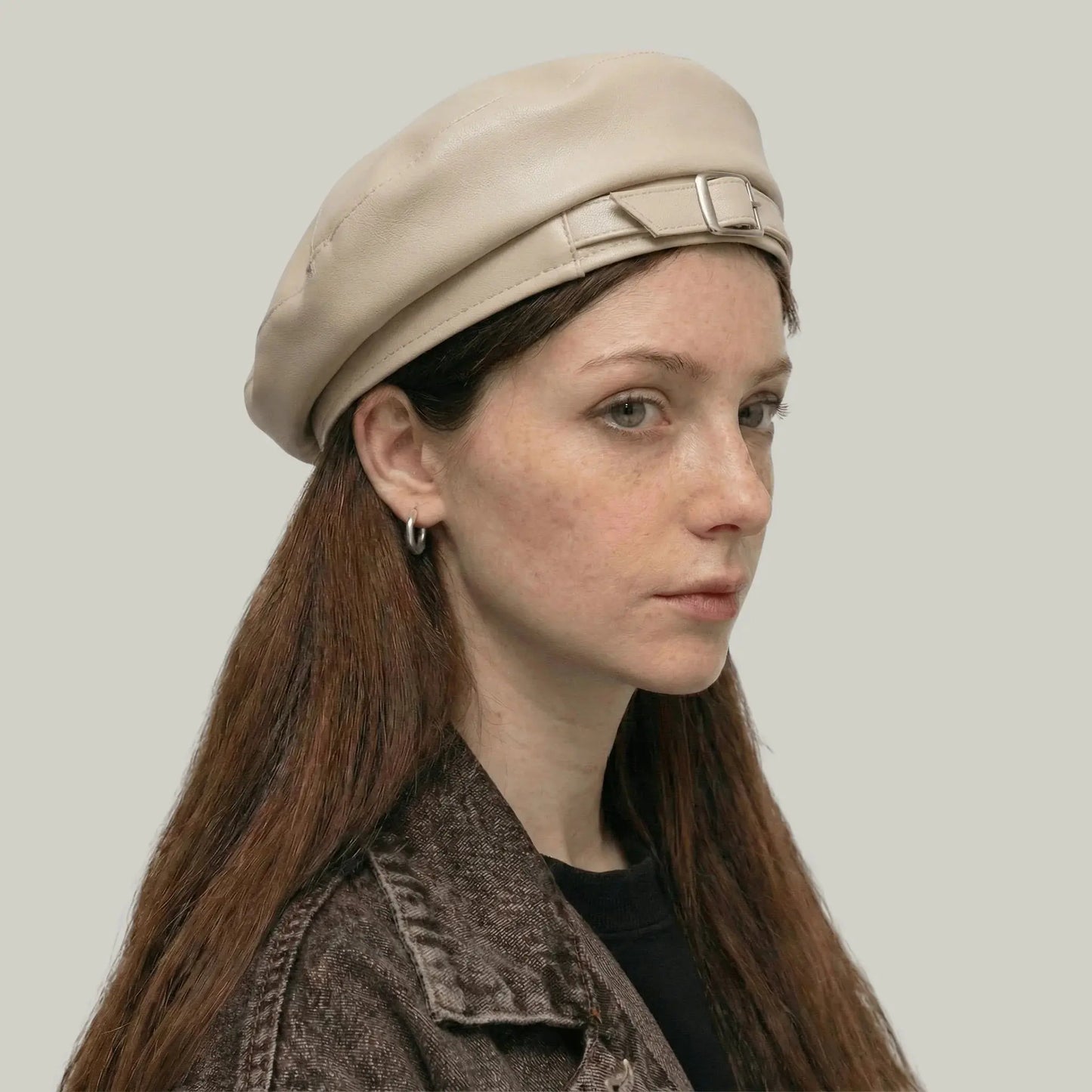 Béret Basque Femme Simili Cuir Écru Boucle Argentée Maison Shelby