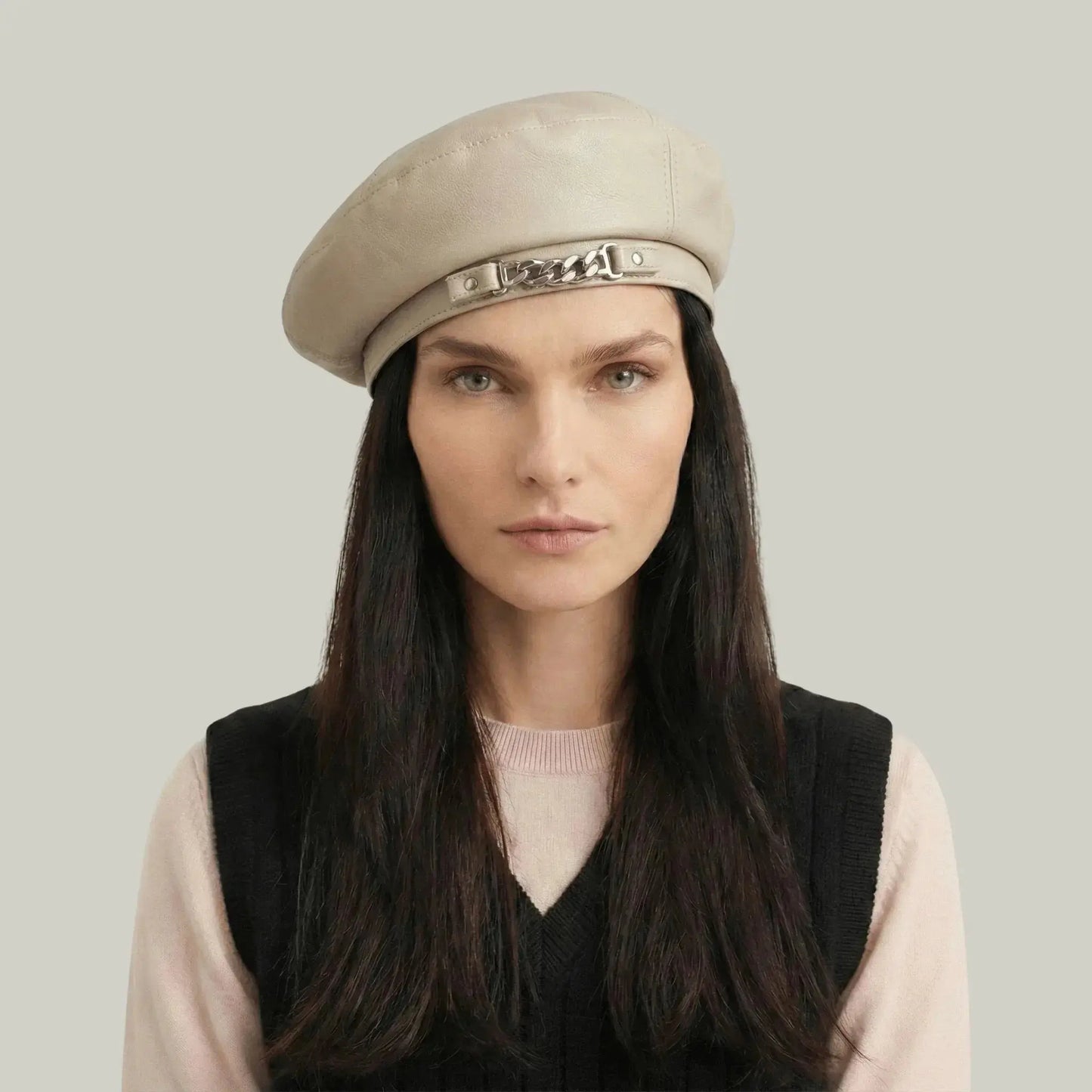 Béret Basque Femme Simili Cuir Écru Chaîne Argentée Maison Shelby