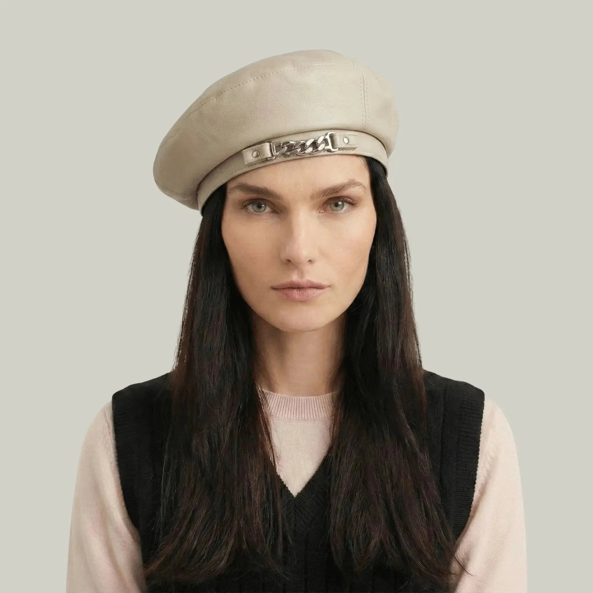 Béret Basque Femme Simili Cuir Écru Chaîne Argentée Maison Shelby