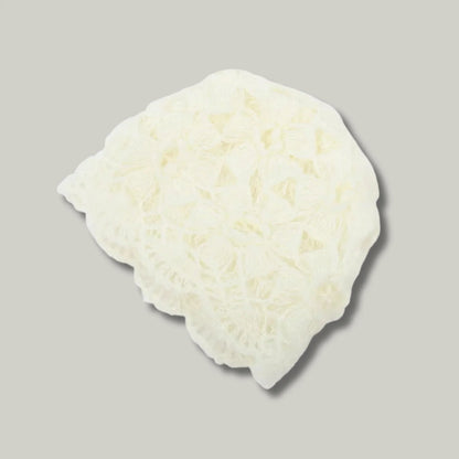 Bonnet Crochet Femme Blanc Cassé – Motif Floral Bordure Festonnée