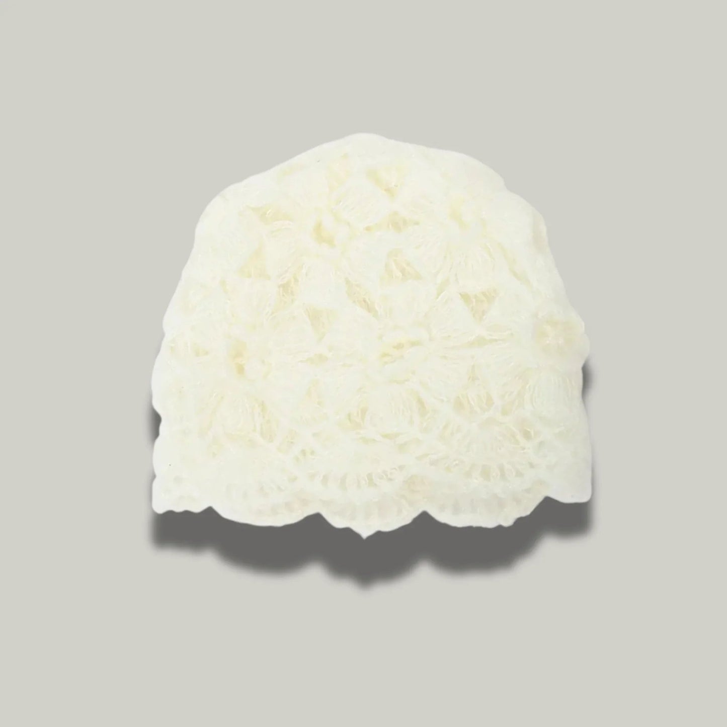 Bonnet Crochet Femme Blanc Cassé – Motif Floral Bordure Festonnée