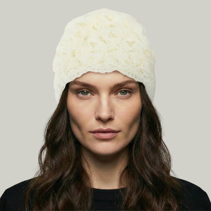 Bonnet Crochet Femme Blanc Cassé – Motif Floral Bordure Festonnée