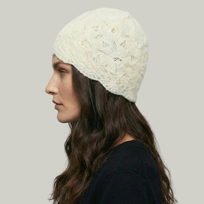 Bonnet Crochet Femme Blanc Cassé – Motif Floral Bordure Festonnée