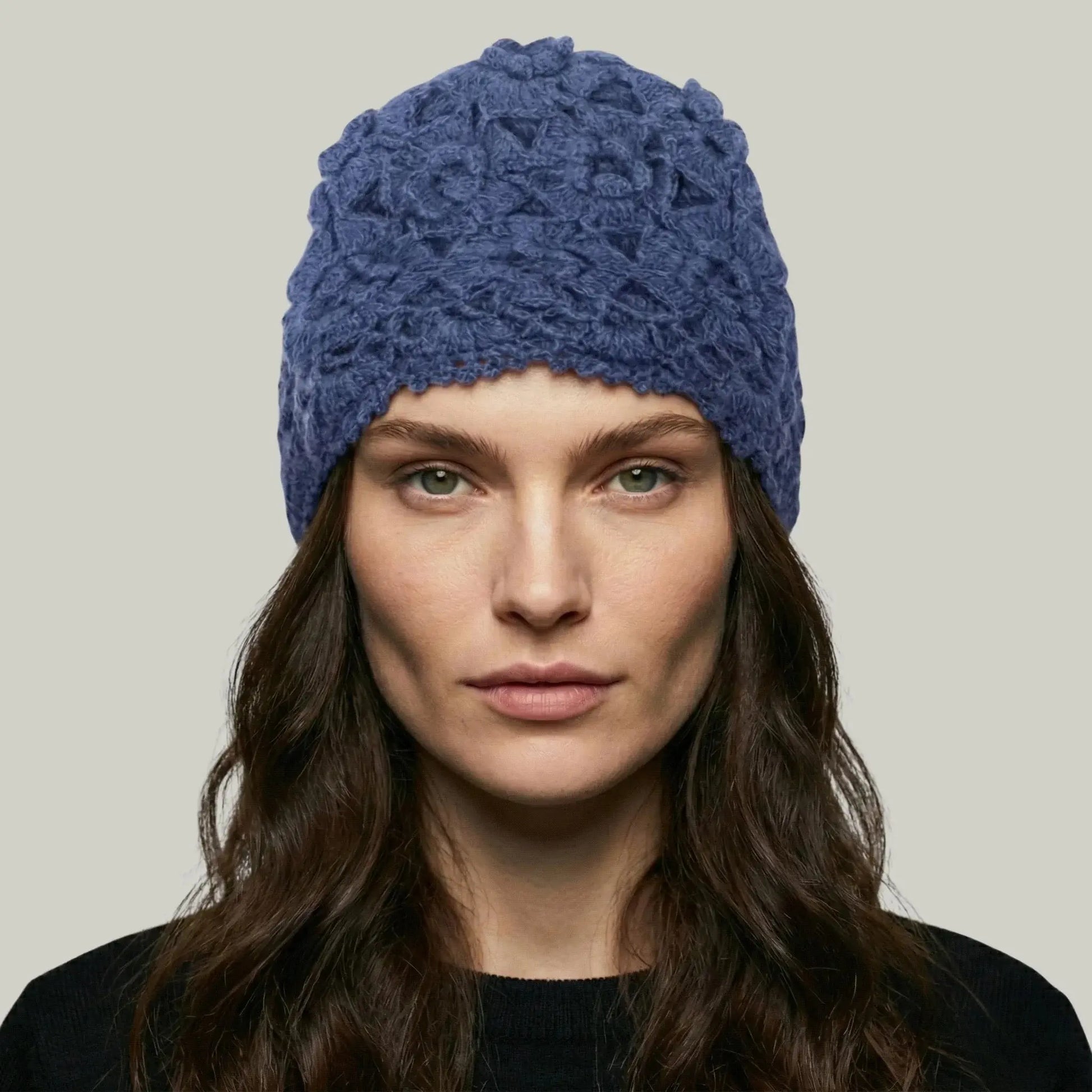 Bonnet Crochet Femme Bleu Nuit – Motif Floral Texturé Maison Shelby