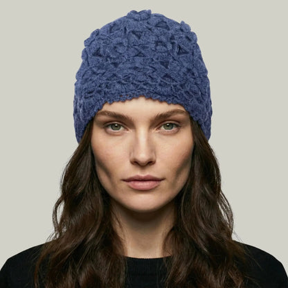 Bonnet Crochet Femme Bleu Nuit – Motif Floral Texturé Maison Shelby