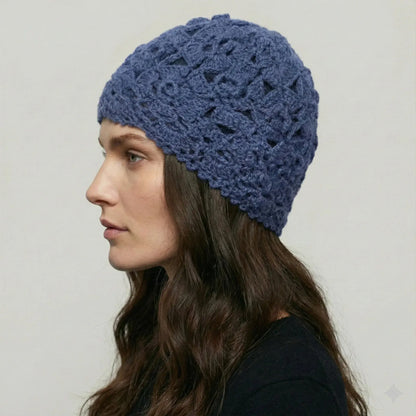 Bonnet Crochet Femme Bleu Nuit – Motif Floral Texturé Maison Shelby