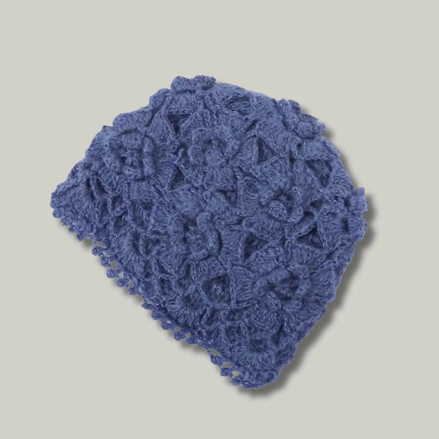 Bonnet Crochet Femme Bleu Nuit – Motif Floral Texturé Maison Shelby