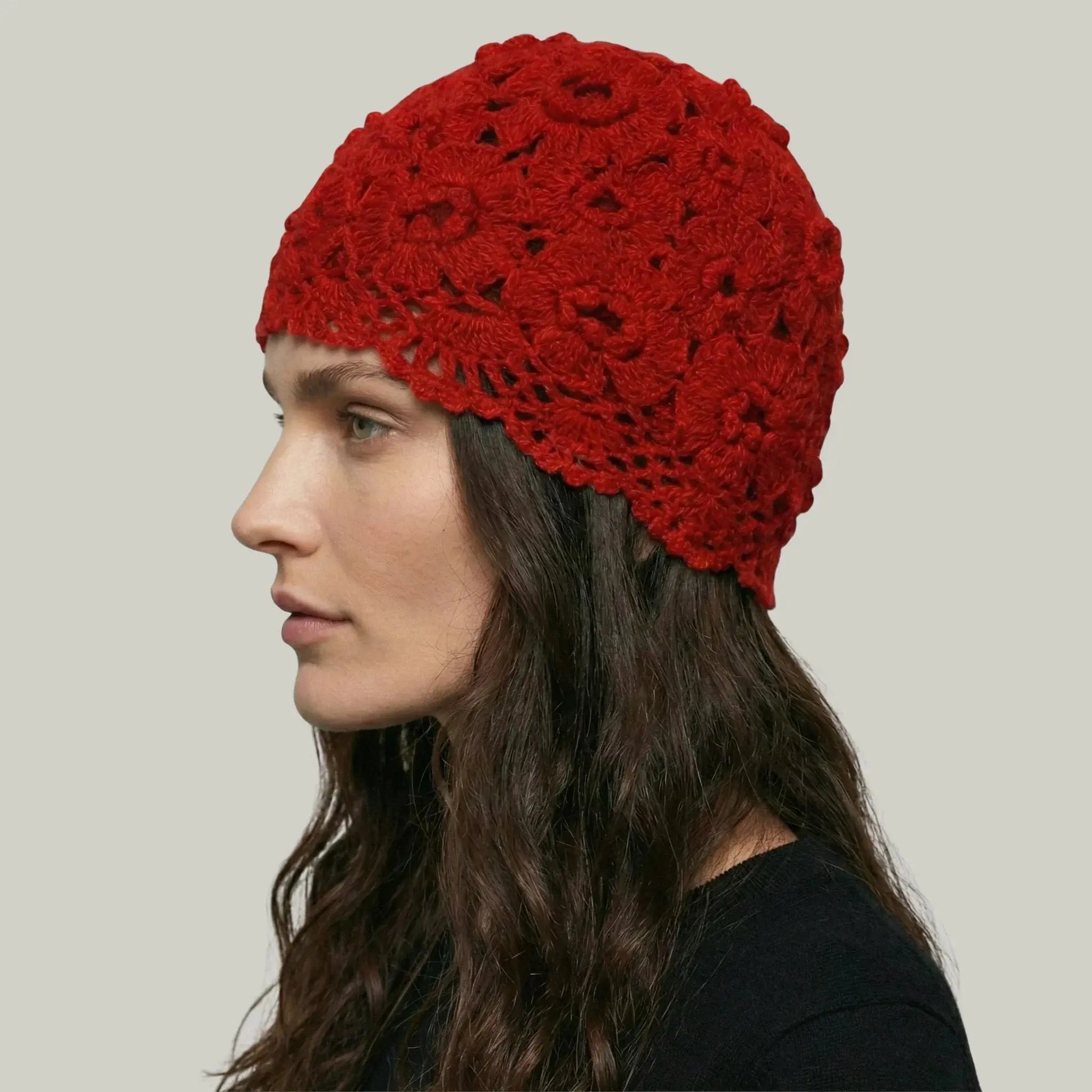 Bonnet Crochet Femme Rouge – Motif Floral Fait Main Maison Shelby