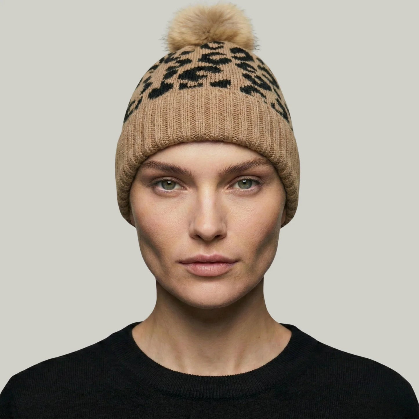 Bonnet Tricot Femme Camel Imprimé Léopard Pompon Fourrure