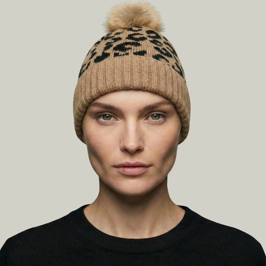 Bonnet Tricot Femme Camel Imprimé Léopard Pompon Fourrure Maison Shelby