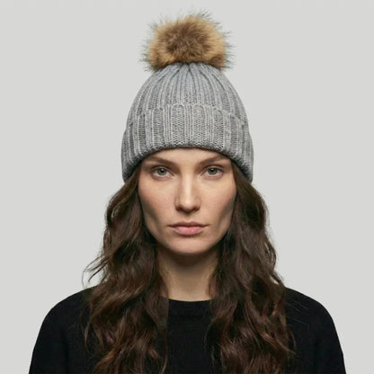 Bonnet Tricot Femme Gris Perle Pompon Fourrure Naturelle Maison Shelby