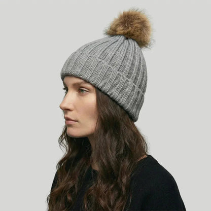 Bonnet Tricot Femme Gris Perle Pompon Fourrure Naturelle Maison Shelby