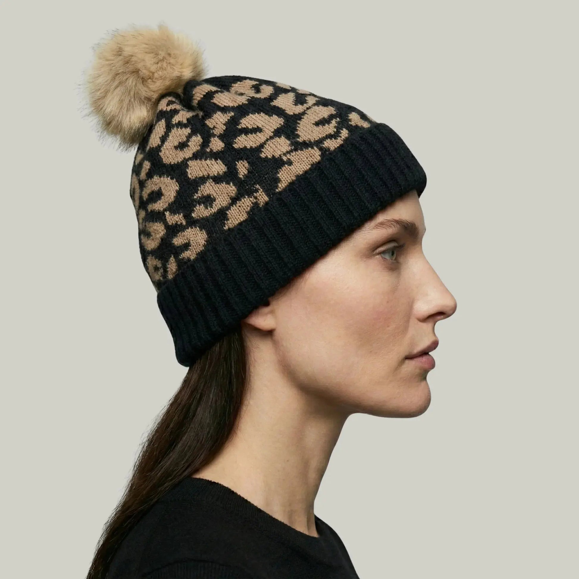 Bonnet Tricot Femme Noir Imprimé Léopard Pompon Fourrure Maison Shelby