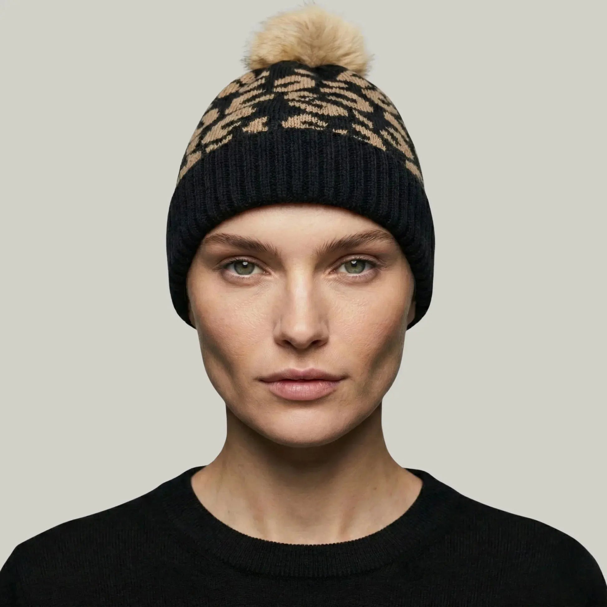 Bonnet Tricot Femme Noir Imprimé Léopard Pompon Fourrure Maison Shelby