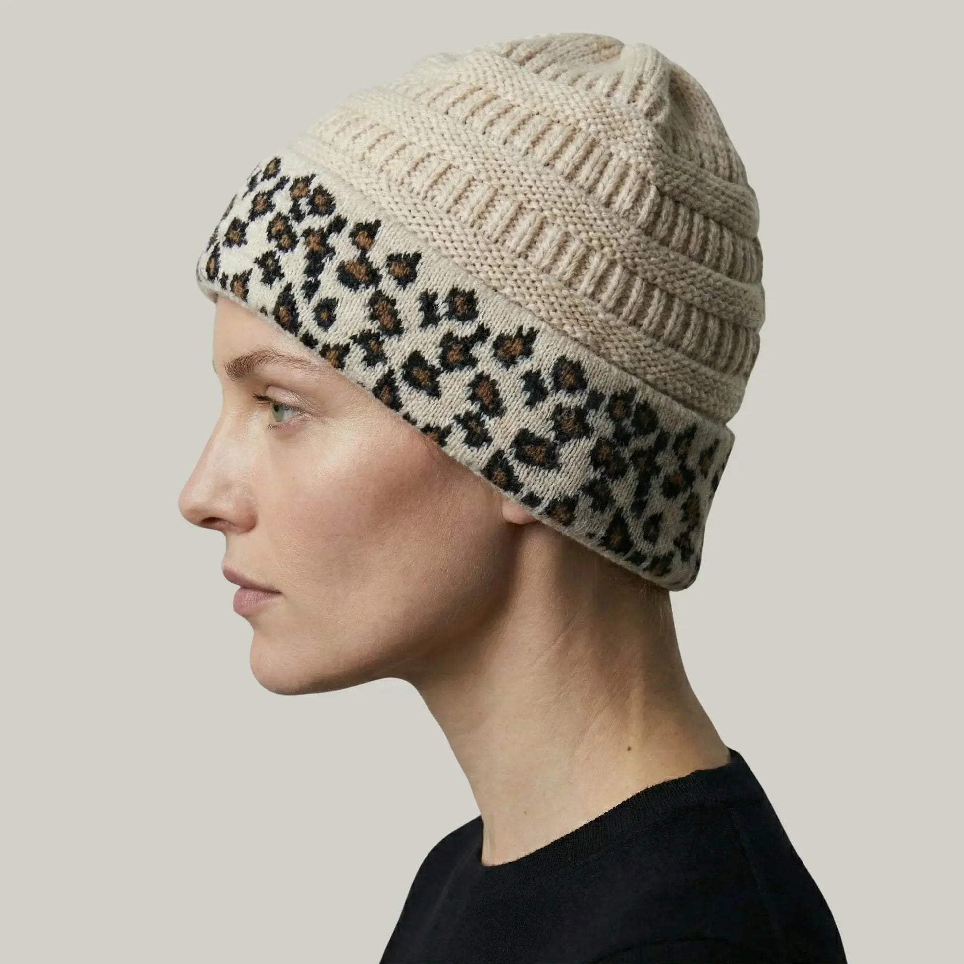 Bonnet Tricot Femme Sable Revers Imprimé Léopard Noir Maison Shelby