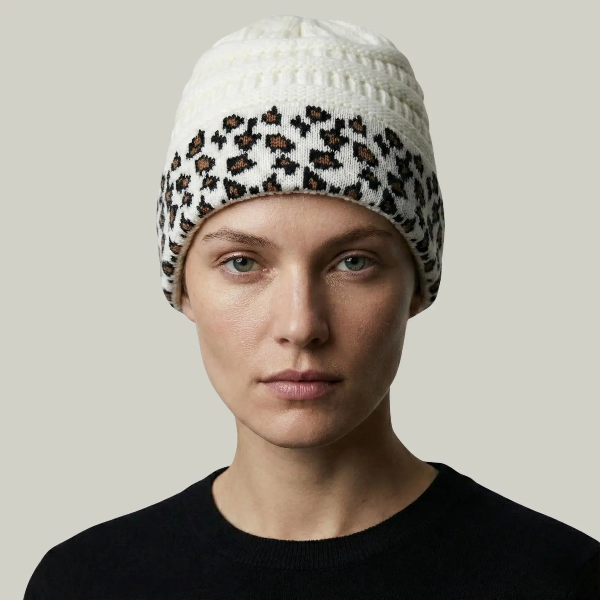Bonnet Tricot Femme Écru Revers Imprimé Léopard Noir Maison Shelby